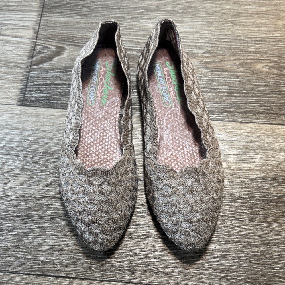 Skechers Comfortable beige Women's Flats size 8 (s170)